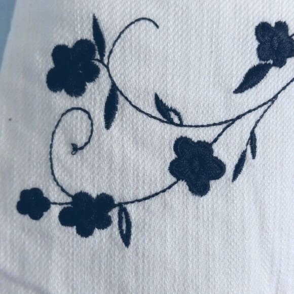 Christopher & Banks Size 10 Womens Capri Pants White Floral Embroidery Stretch - Picture 9 of 16